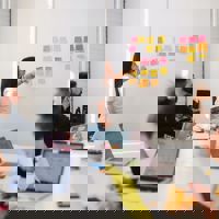 Vrouw geeft presentatie aan groep mensen.