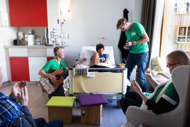 De Liedjesfabriek maakt muziek met kinderen met een beperking