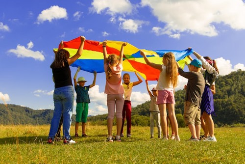 Kinderen die met elkaar samenwerken