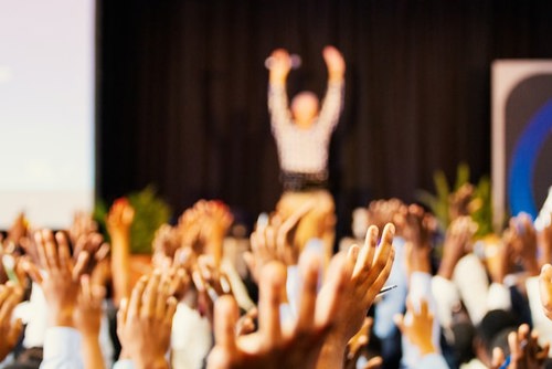 Meen man die mensen helpt in een zaal met een presentatie