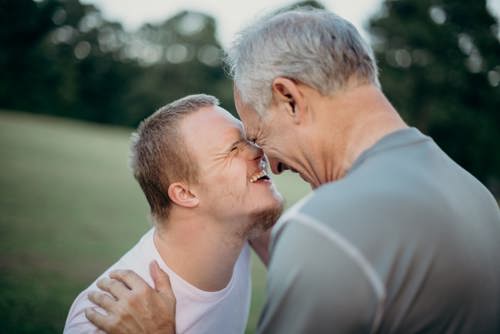 Anderen helpen zoals gehandicapten of ouderen