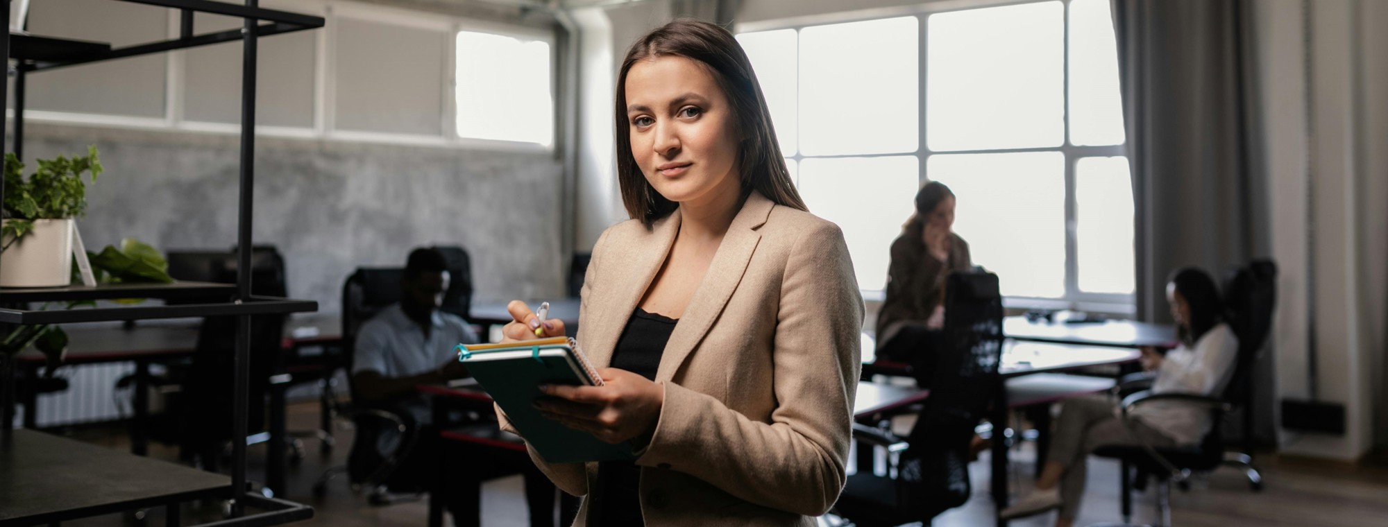 Succesvolle vrouw na schrijven portfolio